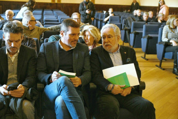 El conselleiro de Cultura, José López Campos, y el presidente del Parlamento, Miguel Santalices, en la presentación del libro 'Del Orense Antiguo y otras colaboraciones'