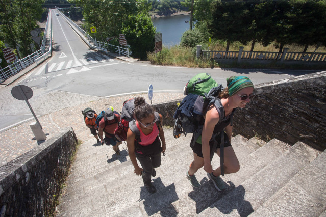 Archivo - Un grupo de peregrinos realiza el Camino de Santiago, en Portomarín (Lugo).
