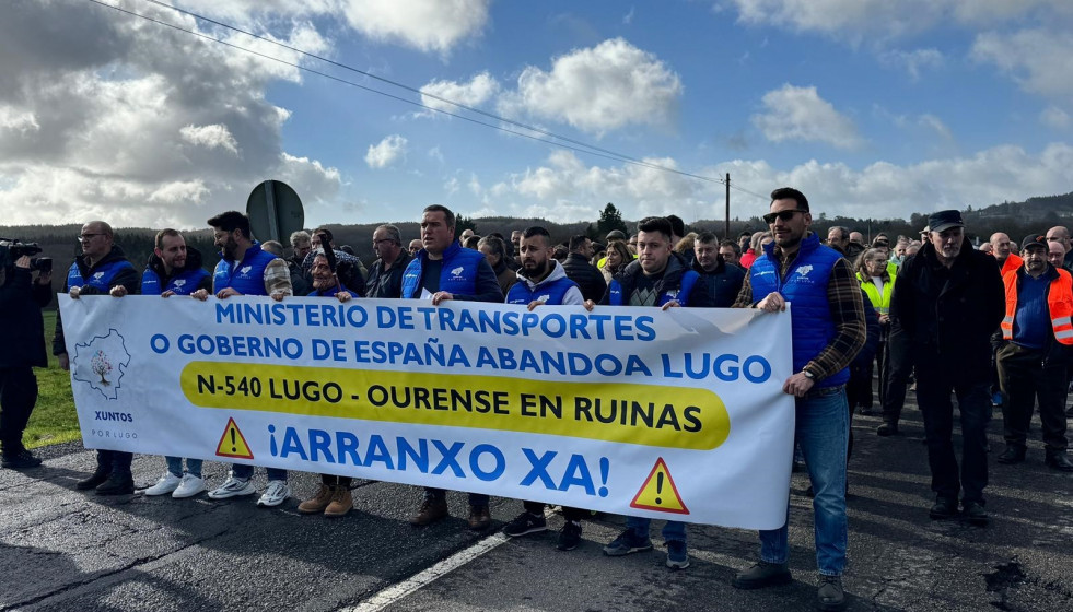 Una manifestación corta la N-540 en la zona de Calde (Lugo) para denunciar la 