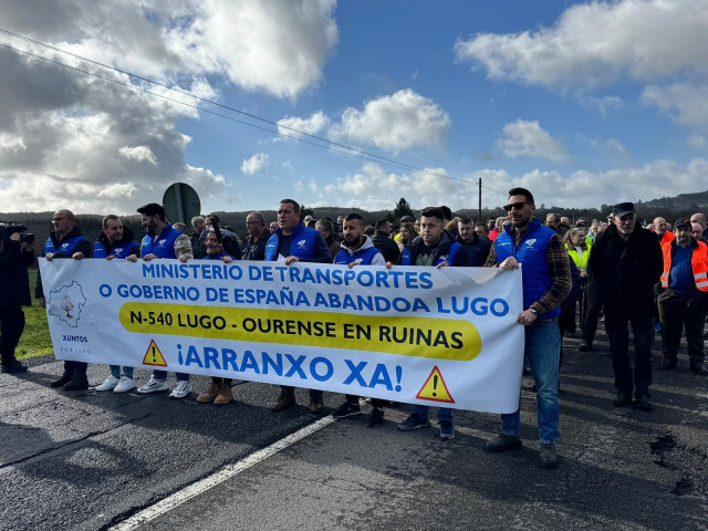 Una manifestación corta la N-540 en la zona de Calde (Lugo) para denunciar la 