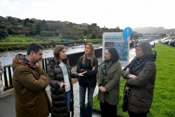 La conselleira de Medio Ambiente, Ángeles Vázquez, visita los paneles informativos que alertarán de los peligros en áreas de riesgo de inundación de 41 ayuntamientos