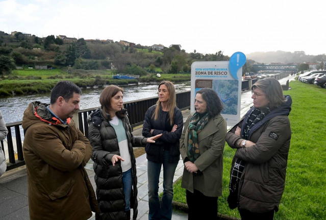 La conselleira de Medio Ambiente, Ángeles Vázquez, visita los paneles informativos que alertarán de los peligros en áreas de riesgo de inundación de 41 ayuntamientos