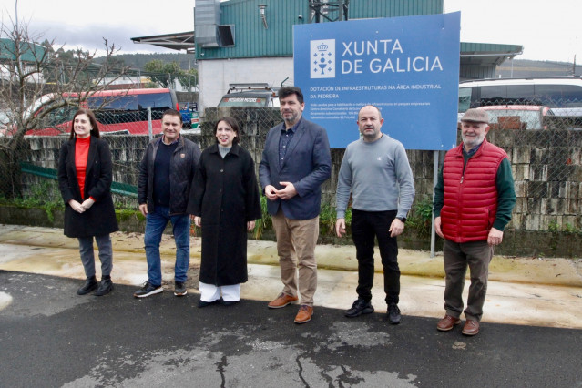 La conselleira de Economía e Industria, María Jesús Lorenzana, acompañada por la directora xeral de Estratexia Industrial e Solo Empresarial, Margarita Ardao, ha visitado este sábado en Meaño (Pontevedra)