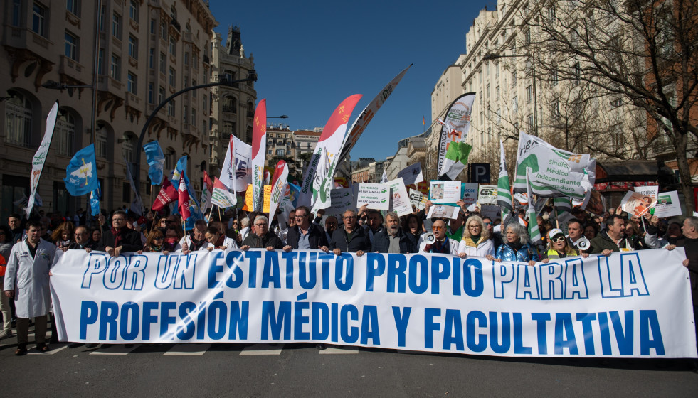Manifestantes portan pancarta con lema 'Por un estatuto propio para la profesión médica y facultativa' durante la manifestación contra el Estatuto Marco del Ministerio de Sanidad, a 14 de febrero d