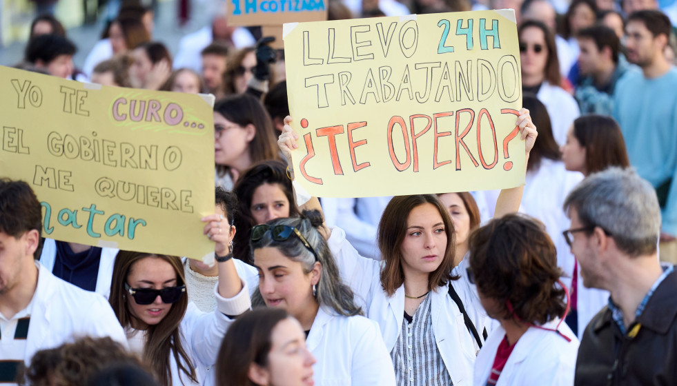 Archivo - Decenas de médicos durante una concentración convocada por el Sindicato Médico contra el Estatuto Marco propuesto por el Ministerio de Sanidad, a 11 de diciembre de 2025, en Santander, Ca