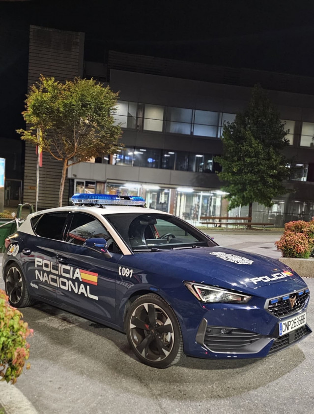 Vehículo policial frente  a la Comisaría de Vigo.