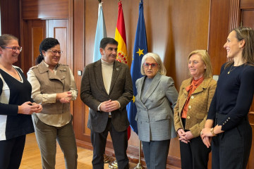 El delegado del Gobierno en Galicia, Pedro Blanco, acompañado por la jefa de la Unidad de Coordinación contra la Violencia sobre la Mujer, María Debén, y las responsables de dicho programa en las 