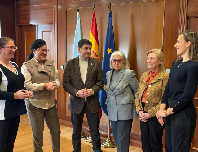 El delegado del Gobierno en Galicia, Pedro Blanco, acompañado por la jefa de la Unidad de Coordinación contra la Violencia sobre la Mujer, María Debén, y las responsables de dicho programa en las subdelegaciones