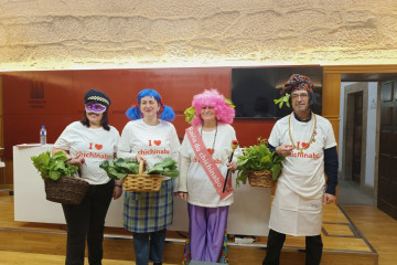 La alcaldesa de Santiago y su equipo se disfrazan de 'chichinabo'