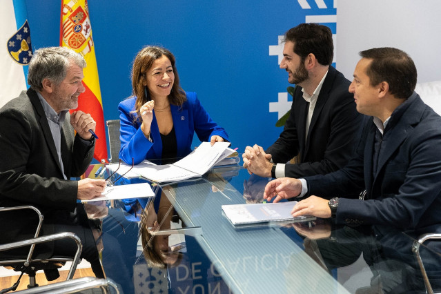 La conselleira do Mar, Marta Villaverde, se reúne con representantes del Real Club Náutico de Vigo