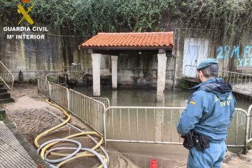 La Guardia Civil denuncia un vertido en un lavadero de Cangas (Pontevedra).