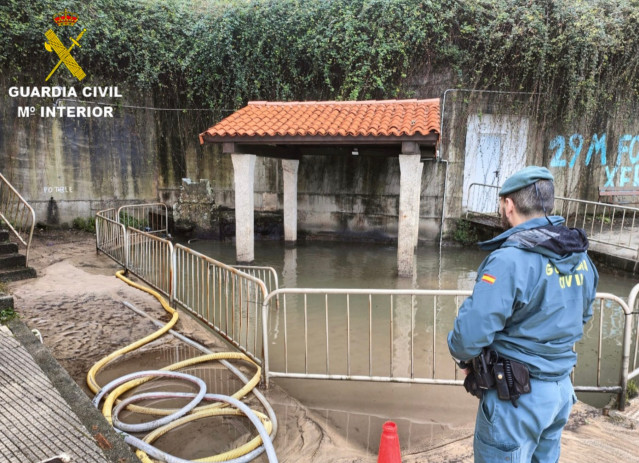 La Guardia Civil denuncia un vertido en un lavadero de Cangas (Pontevedra).