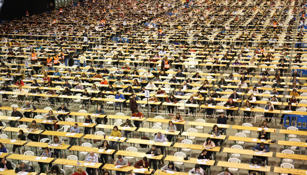 Archivo - Examen oposición para celador del Sergas de la Xunta de Galicia, en el recinto ferial de Silleda