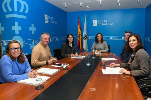 La conselleira de Medio Ambiente e Cambio Climático, Ángeles Vázquez, se reúne con la alcaldesa de Ribeira, María Sampedro.