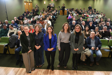 La conselleira de Medio Ambiente e Cambio Climático, Ángeles Vázquez, junto a la conselleira de Mar, Marta Villaverde, mantiene este lunes una reunión con municipios y sector del mar  para abordar