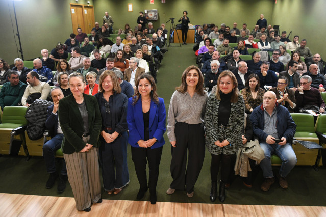 La conselleira de Medio Ambiente e Cambio Climático, Ángeles Vázquez, junto a la conselleira de Mar, Marta Villaverde, mantiene este lunes una reunión con municipios y sector del mar  para abordar la modificación del reglamento de costas del Gobierno