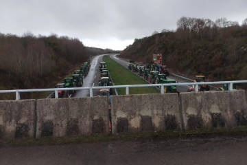 Tractores en la A-52, en Xinzo de Limia (Ourense).