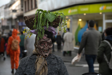 Archivo - Una persona disfrazada participa en la Fiesta Choqueira y su concurso, en A Coruña.