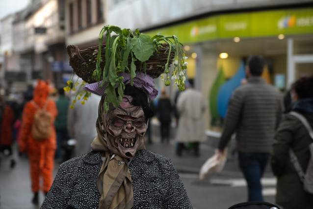 Archivo - Una persona disfrazada participa en la Fiesta Choqueira y su concurso, en A Coruña.