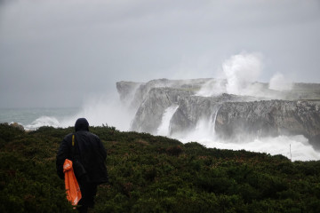 Archivo - Una persona observa los acantilados de Pría, a 16 de enero de 2023, en Llanes, Asturias (España).