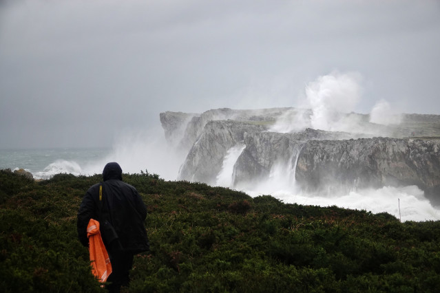Archivo - Una persona observa los acantilados de Pría, a 16 de enero de 2023, en Llanes, Asturias (España).