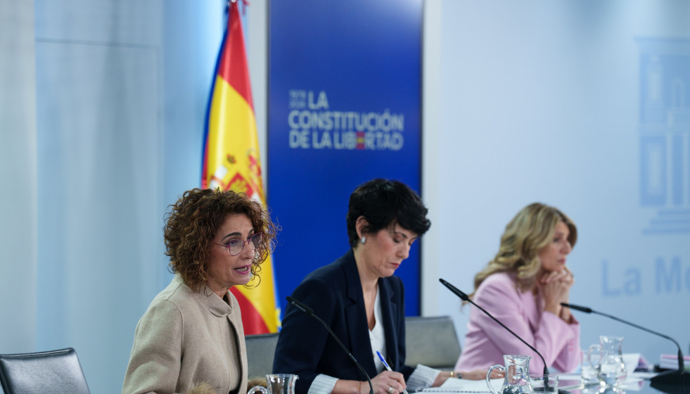 La vicepresidenta primera y ministra de Hacienda, María Jesús Montero, la ministra de Inclusión, Seguridad Social y Migraciones, Elma Saiz, y la vicepresidenta segunda y ministra de Trabajo, Yoland
