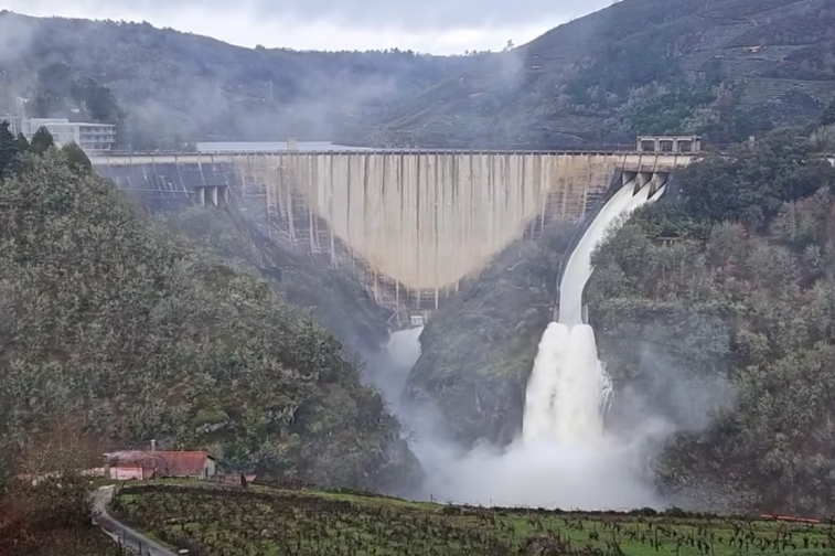 Embalse de Belesar en el Miño vaciando todo lo que puede en una foto de ayer