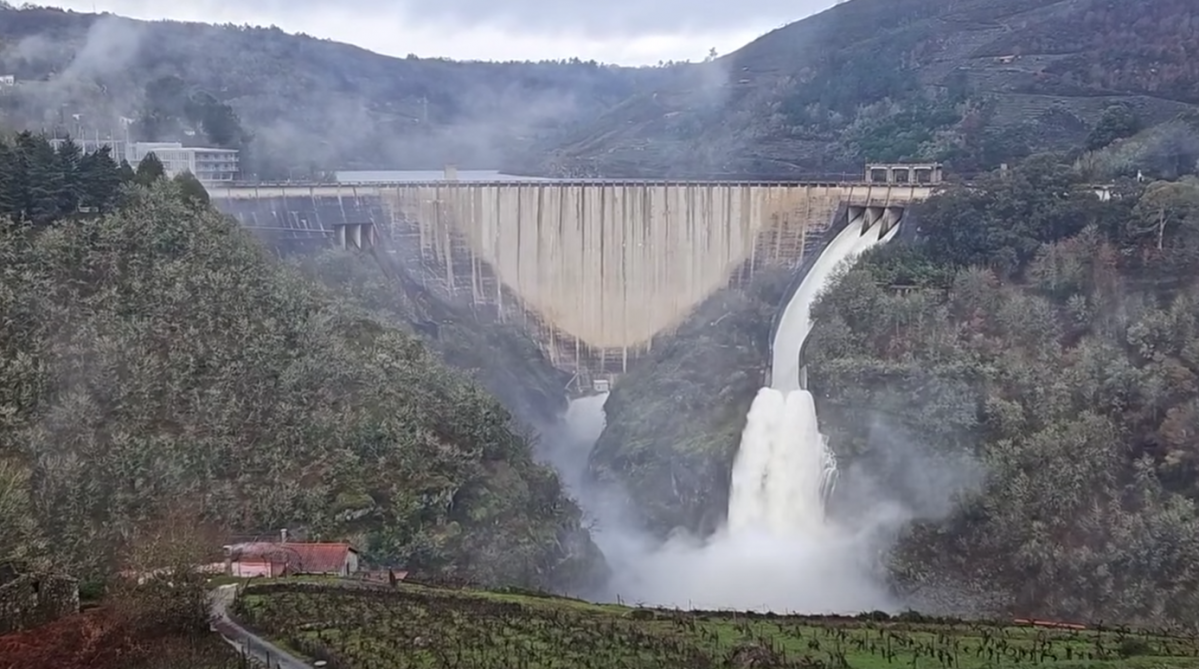 Embalse de Belesar en el Miu00f1o vaciando todo lo que puede en una foto de ayer