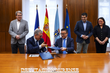 El presidente de la Diputación de Ourense, Luis Menor, y el conselleiro de Emprego, Comercio e Emigración, José González, firman un protocolo de colaboración para la mejora de las plazas de abast