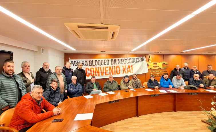 Delgados de la CIG se encerraron en la sede de la patronal para exigir un nuevo convenio en los buses de A Coruña