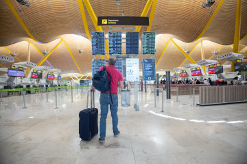 Archivo - Una persona con maleta, en la terminal 4 del aeropuerto Adolfo Suárez Madrid-Barajas, a 24 de julio de 2025, en Madrid.