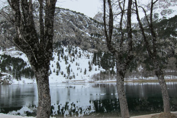 Archivo - Lago del Balneario de panticosa medio helado con nieve