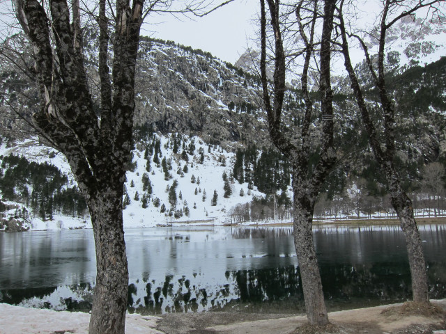 Archivo - Lago del Balneario de panticosa medio helado con nieve