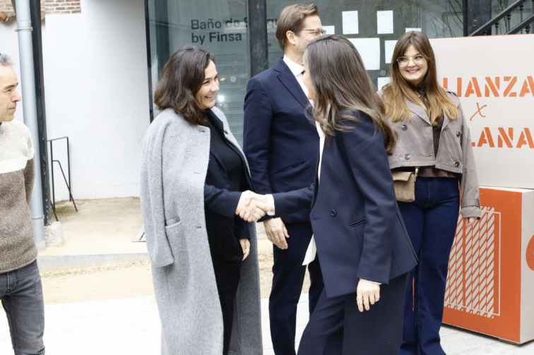 Adolfo Domínguez copilota la resurrección de la lana gallega de la mano de la Reina Letizia