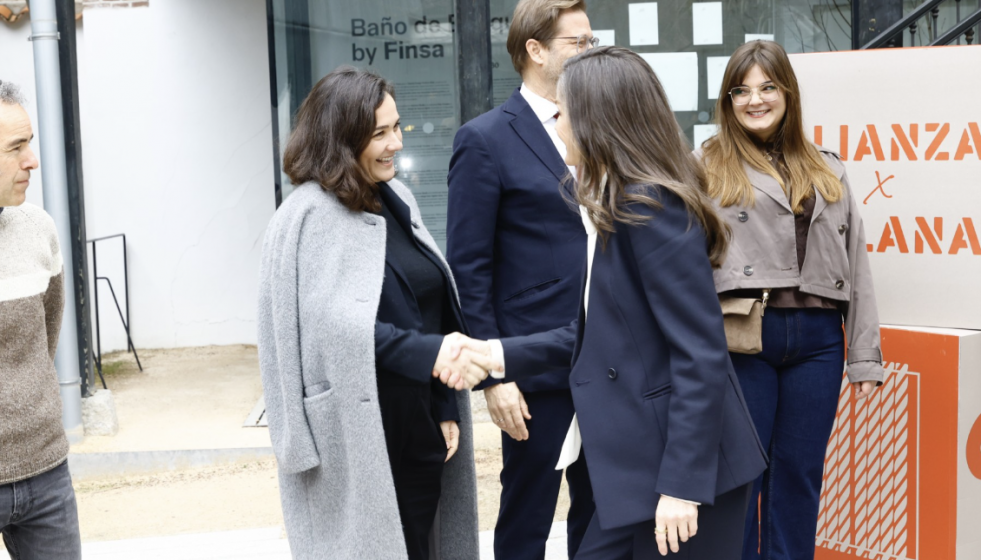 La Reina Letizia saludando a Adirana Domíngez ayer en Madrid