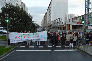 Alumnado, familias y profesorado del CEIP Rosalía de Castro de A Coruña se moviliza a las puertas del colegio en protesta por el 