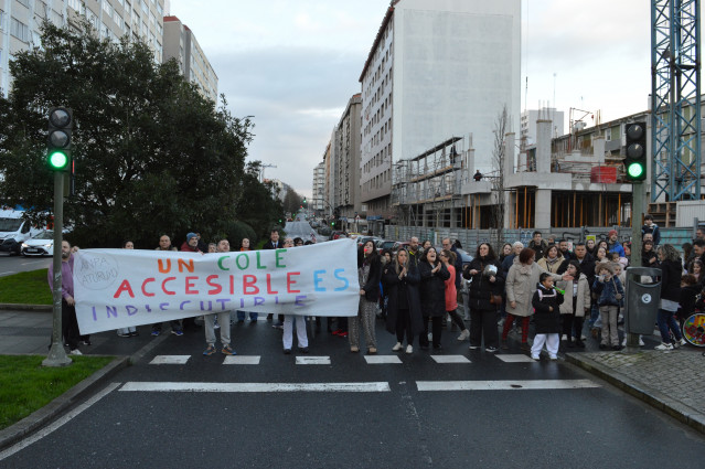Alumnado, familias y profesorado del CEIP Rosalía de Castro de A Coruña se moviliza a las puertas del colegio en protesta por el 