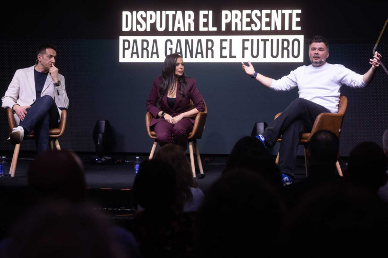 (I D) El diputado de Más Madrid en la Asamblea, Emilio Delgado; la periodista Sarah Santaolalla y el portavoz de ERC en el Congreso, Gabriel Rufián, durante un diálogo sobre el futuro de la izquie