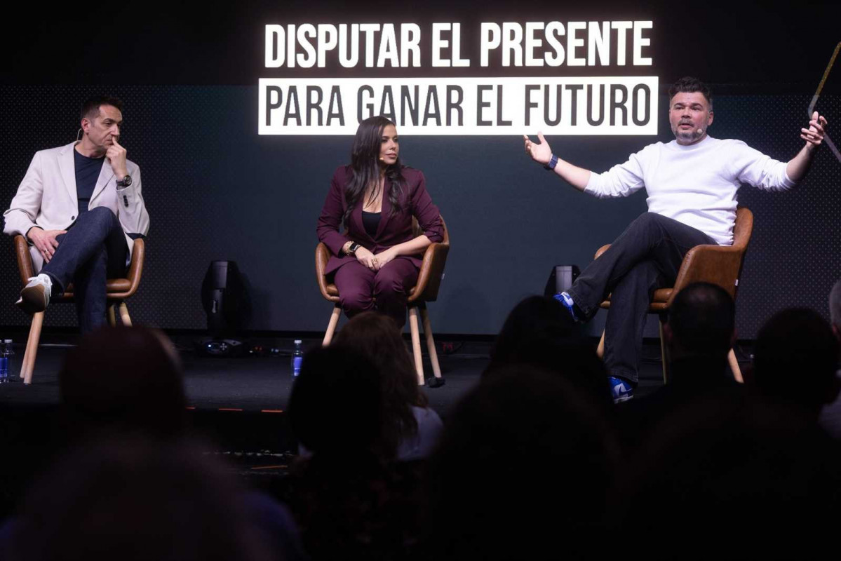 (I D) El diputado de Más Madrid en la Asamblea, Emilio Delgado; la periodista Sarah Santaolalla y el portavoz de ERC en el Congreso, Gabriel Rufián, durante un diálogo sobre el futuro de la izquie