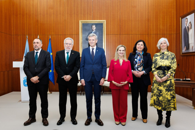 El presidente da Xunta, Alfonso Rueda; el titular del Parlamento, Miguel Santalices, en la toma de posesión de la valedora do Pobo, María Dolores Fernández, junto a miembros de la Mesa de la Cámara gallega