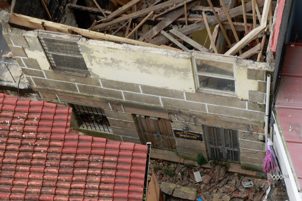 Archivo - Edificio en el que se produjo el derrumbe, donde falleció el bombero del Ayuntamiento de Vigo, Sergio Sanlés, en mayo de 2024.