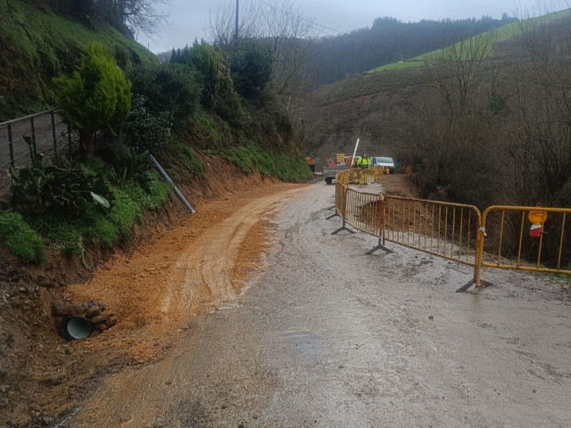 La Diputación de Lugo reabre al tráfico la carretera derrumbada en Cervantes y cierra otras dos en Ourol y Muras