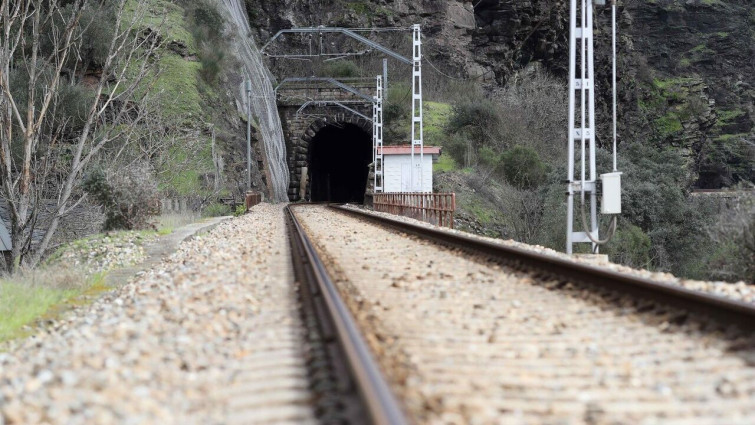 Recuperado el tren entre Monforte y Ponferrada tras interrumpirse el tráfico durante un día