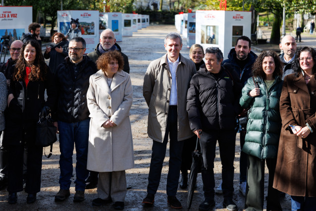 El presidente de la Xunta, Alfonso Rueda, y la alcaldesa de Santiago, Goretti Sanmartín, visitan la 27ª edición de 'Compostela, un ano de voz', a 19 de febrero de 2026.