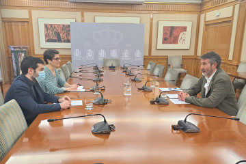 El ministro de Derechos Sociales, Pablo Bustinduy, junto a la secretaria de Estado de Derechos Sociales, María Rosa Martínez, en la reunión con el presidente de la Fegamp, Alberto Varela, para abor