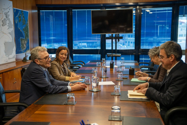 Encuentro de la conselleira do Mar, Marta Villaverde, con responsables de la Cooperativa de Armadores de Vigo (ARVI).
