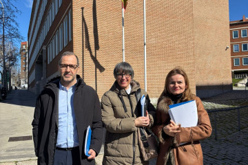 La secretaria xeral técnica de la Consellería do Mar, Marta Barreiro, acompañada por la directora xeral de Desenvolvemento Pesqueiro, Ángeles Suárez, mantienen un encuentro con representantes de 