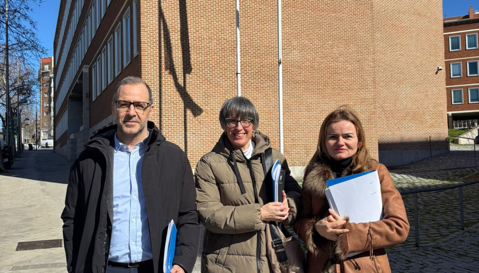La secretaria xeral técnica de la Consellería do Mar, Marta Barreiro, acompañada por la directora xeral de Desenvolvemento Pesqueiro, Ángeles Suárez, mantienen un encuentro con representantes de 