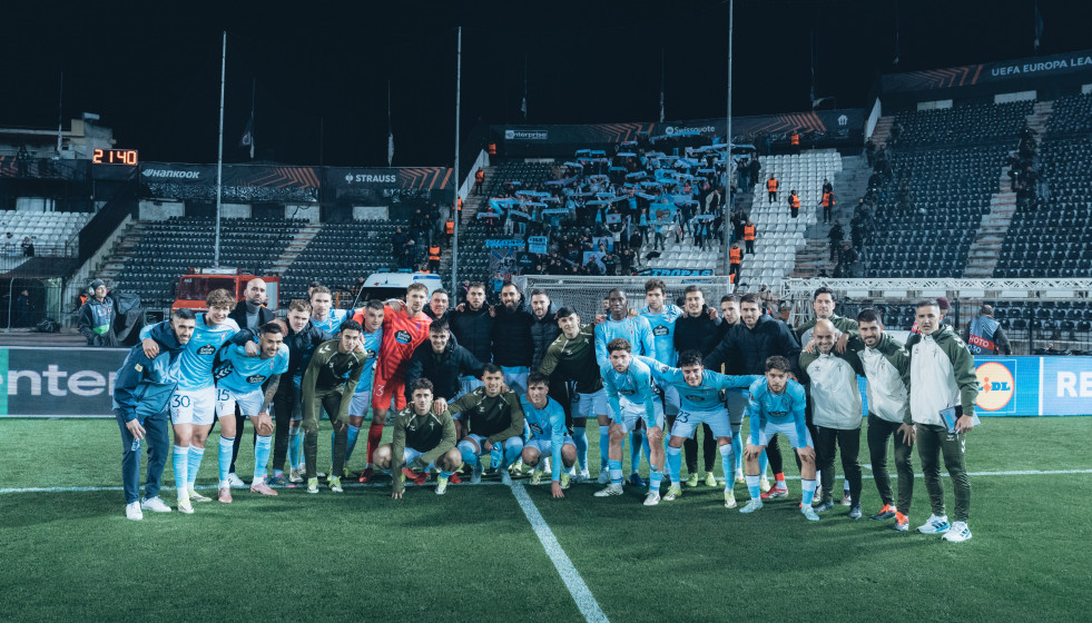 La expedición del Celta celebra su victoria en Salónica