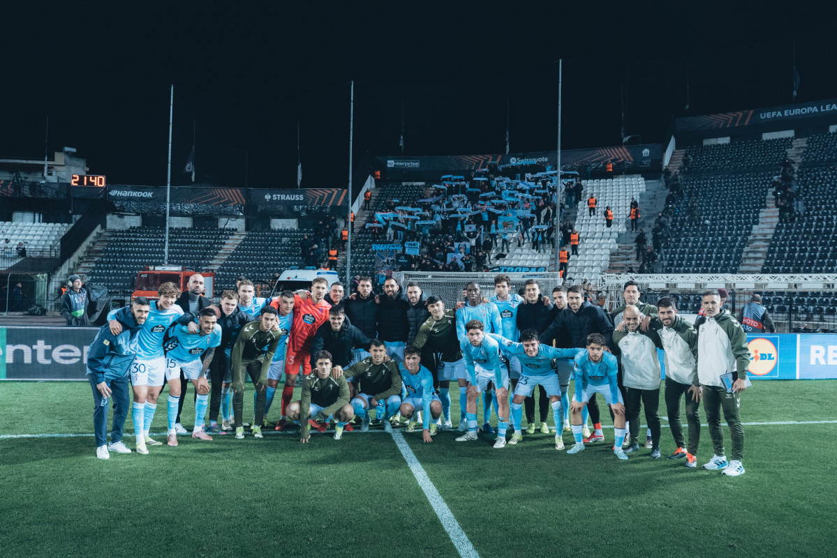 La expediciu00f3n del Celta celebra su victoria en Salu00f3nica